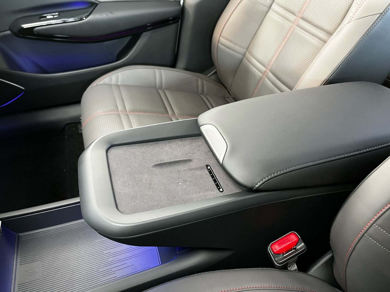 Hvid Hongqi EH7 fra 2025