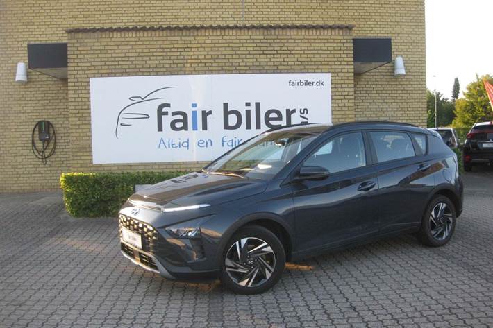 Grå Hyundai Bayon fra 2023 set udefra