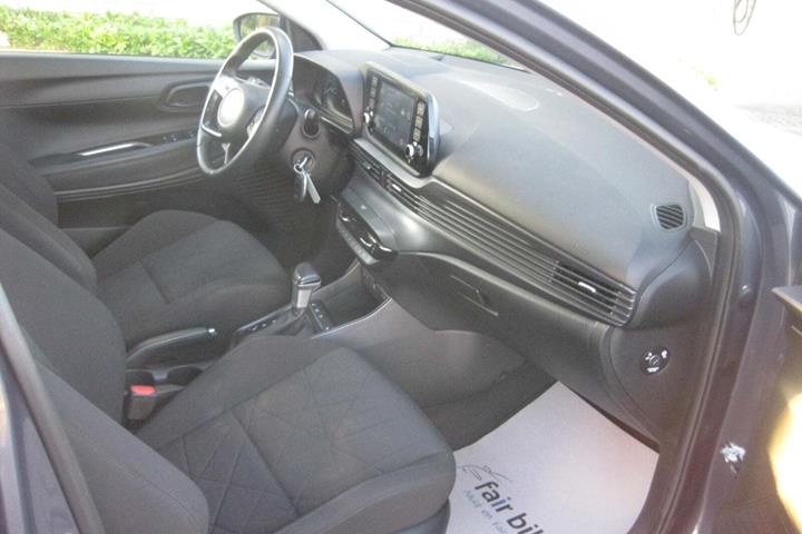 Grå Hyundai Bayon fra 2023