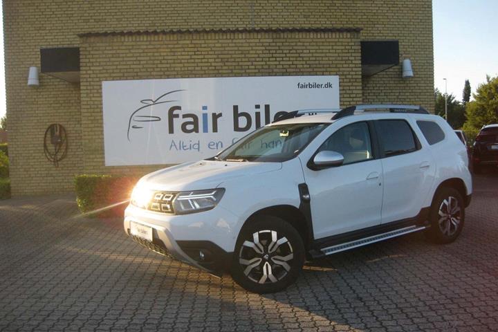 Hvid Dacia Duster fra 2022 set udefra