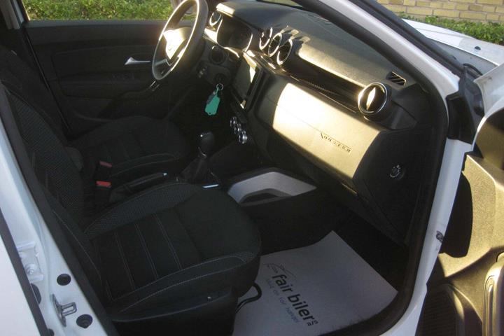 Hvid Dacia Duster fra 2022 set indefra