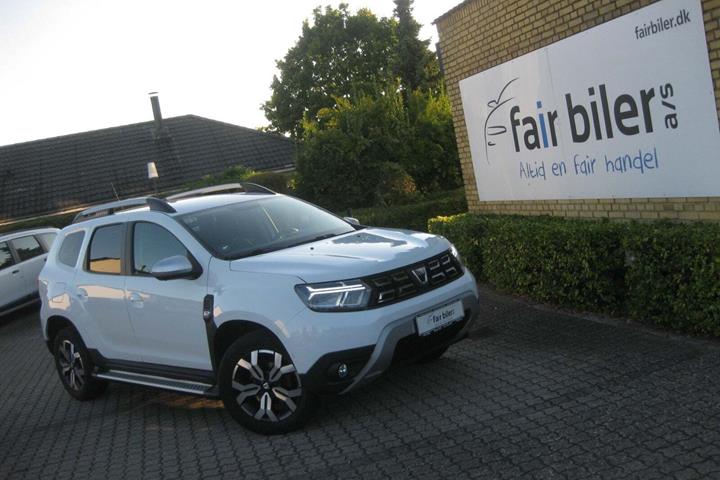 Hvid Dacia Duster fra 2022 set udefra