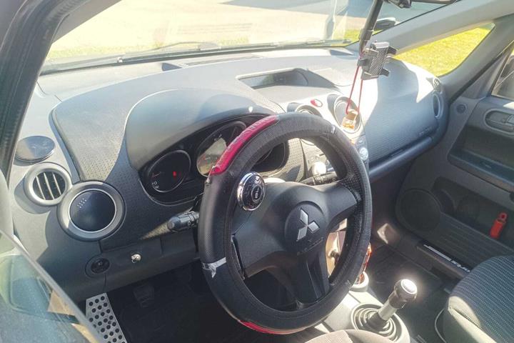 Sort Mitsubishi Colt fra 2008