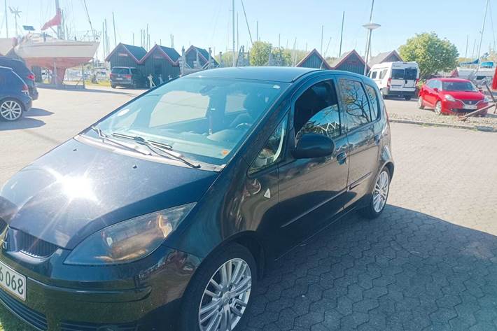 Sort Mitsubishi Colt fra 2008