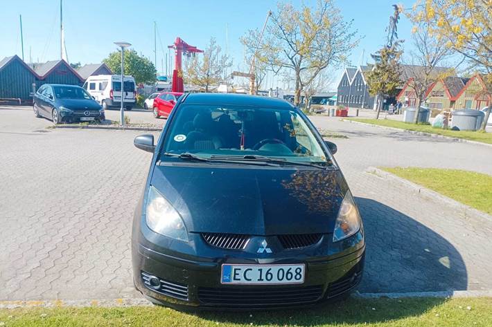 Sort Mitsubishi Colt fra 2008