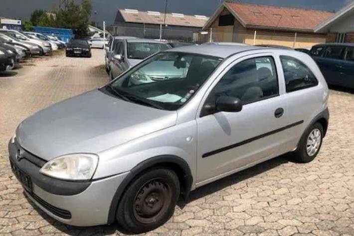 Grå Opel Corsa fra 2002