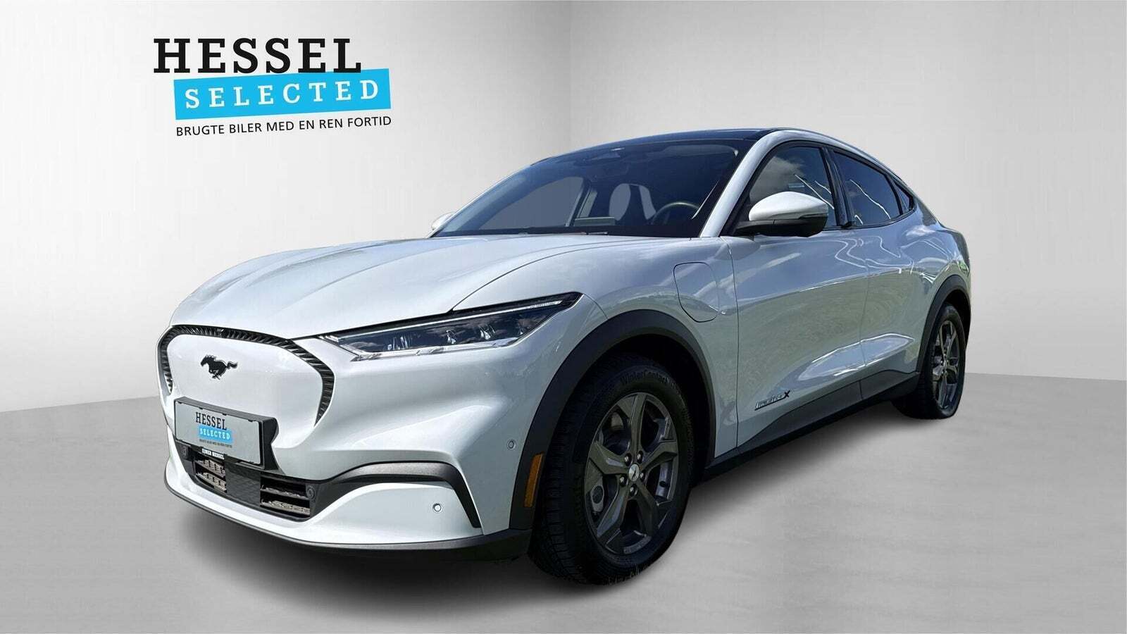 Hvid Ford Mustang Mach-E fra 2022 set udefra