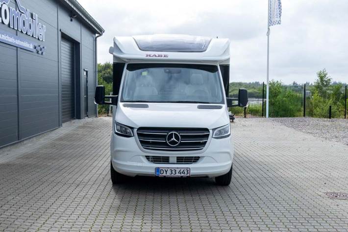 Hvid Mercedes Kabe fra 2023 set udefra