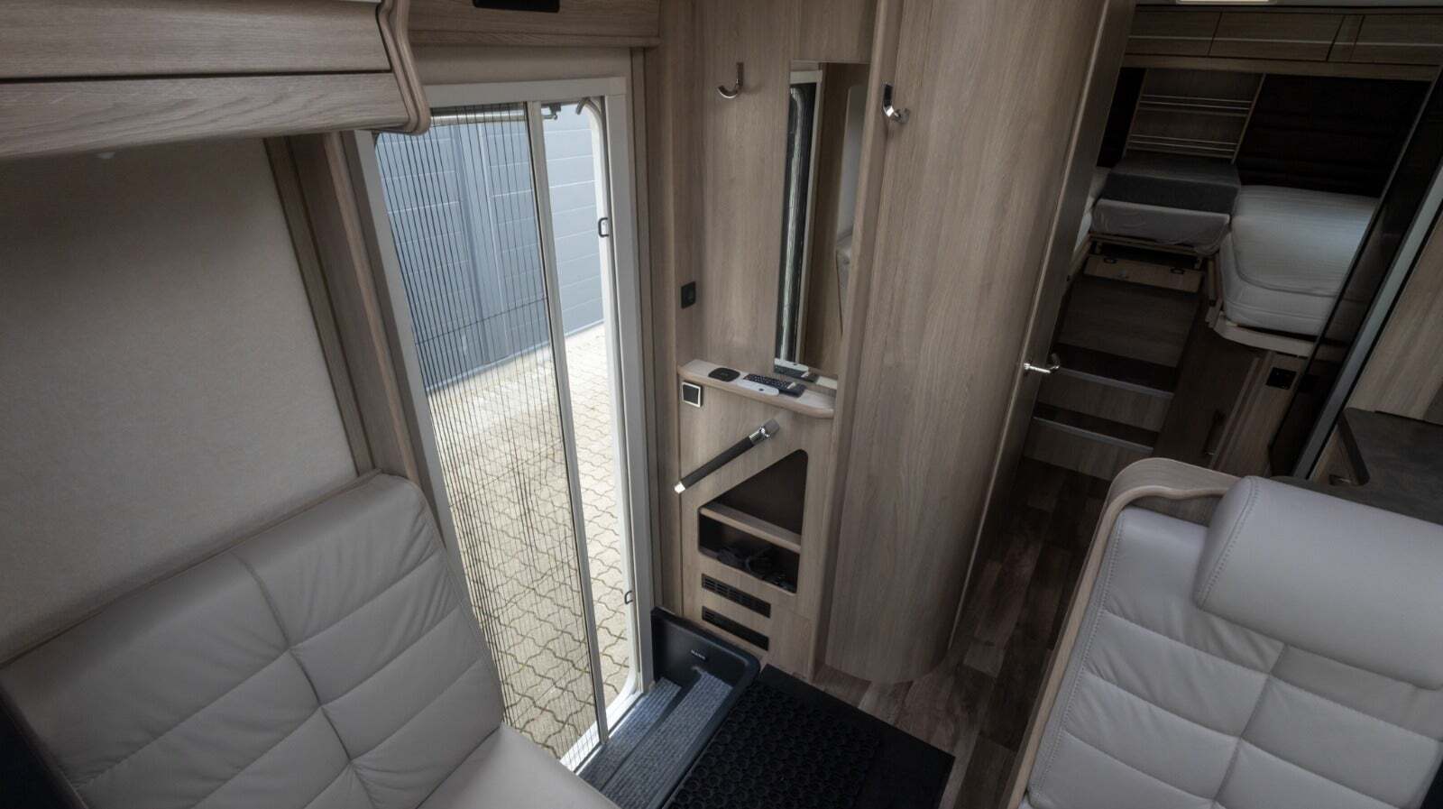 Hvid Mercedes Kabe fra 2023 set indefra