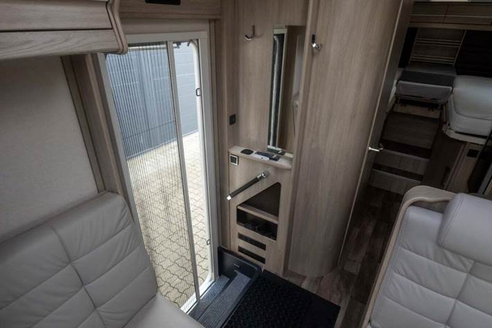 Hvid Mercedes Kabe fra 2023 set indefra