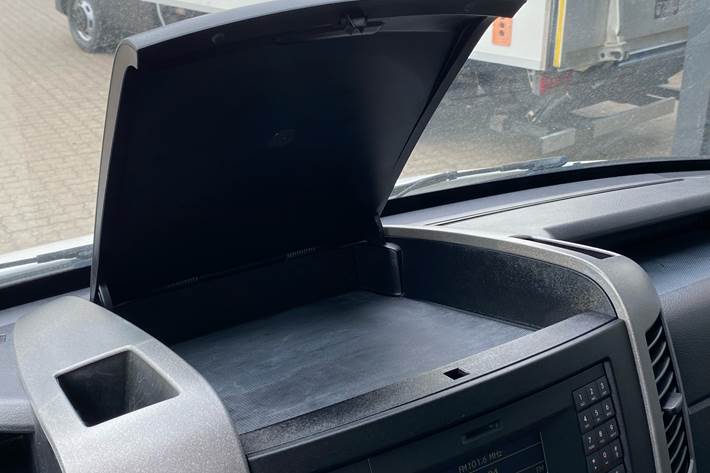 Hvid VW Crafter fra 2016 set indefra