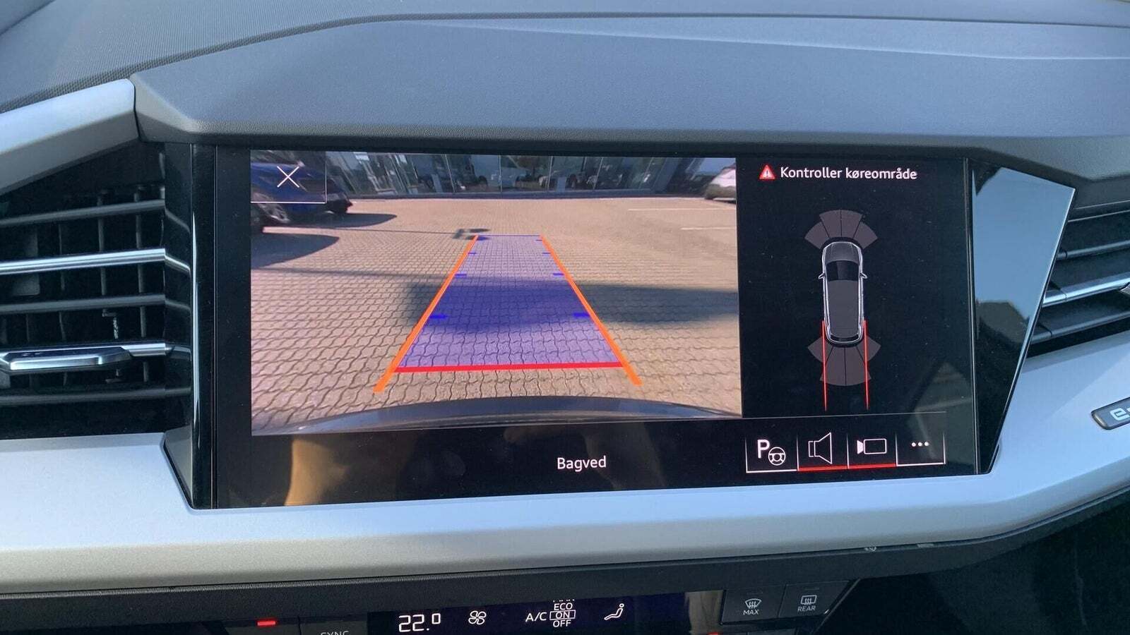 Grå Audi Q4 e-tron fra 2023