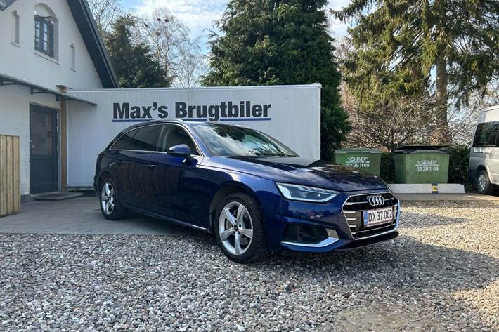 Blå Audi A4 fra 2023 set udefra