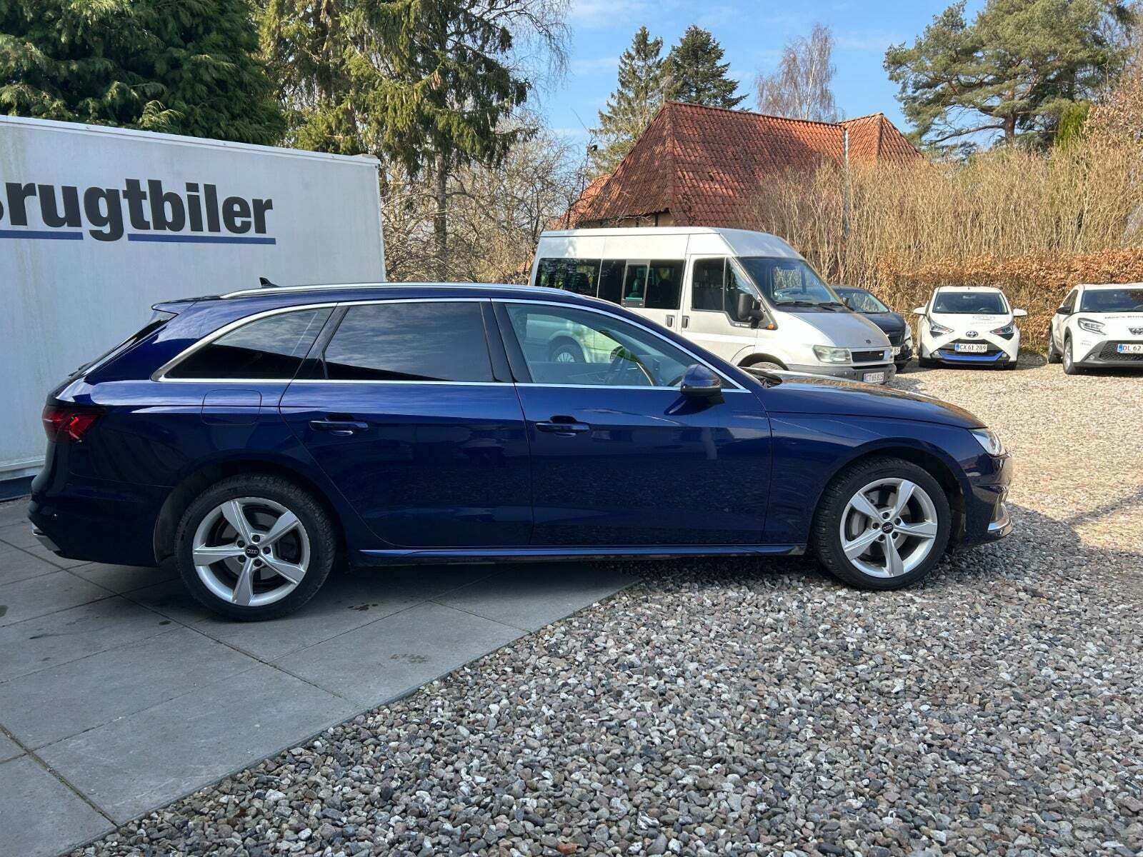 Blå Audi A4 fra 2023