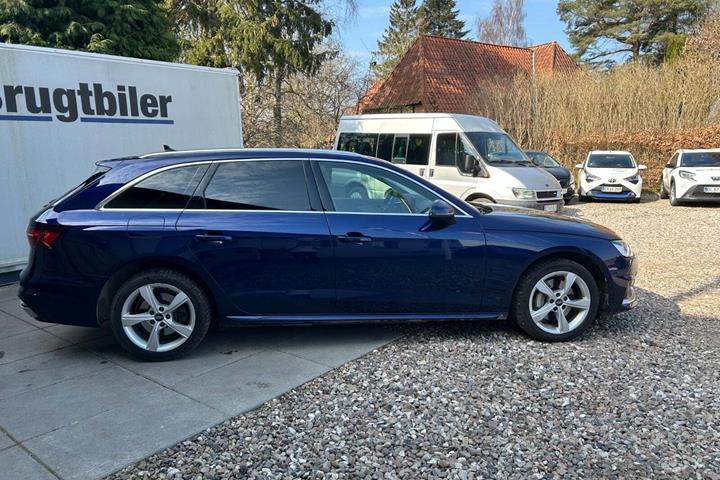 Blå Audi A4 fra 2023
