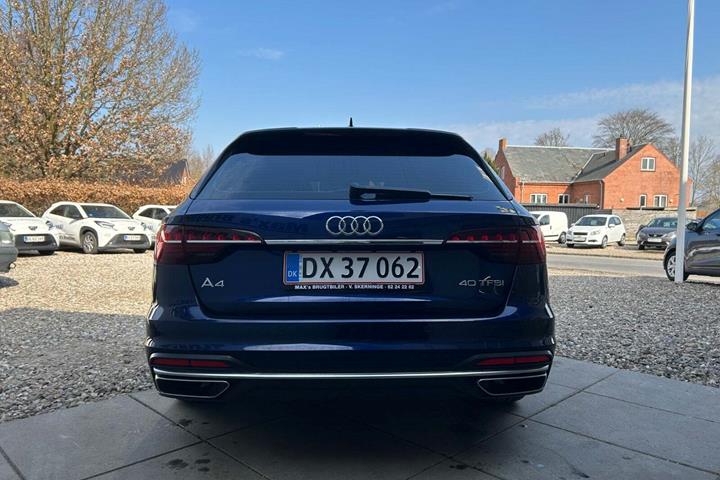 Blå Audi A4 fra 2023