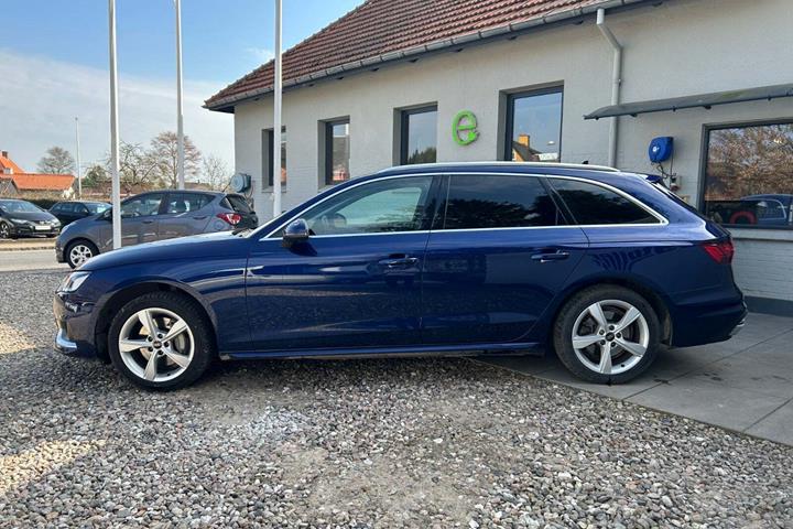 Blå Audi A4 fra 2023