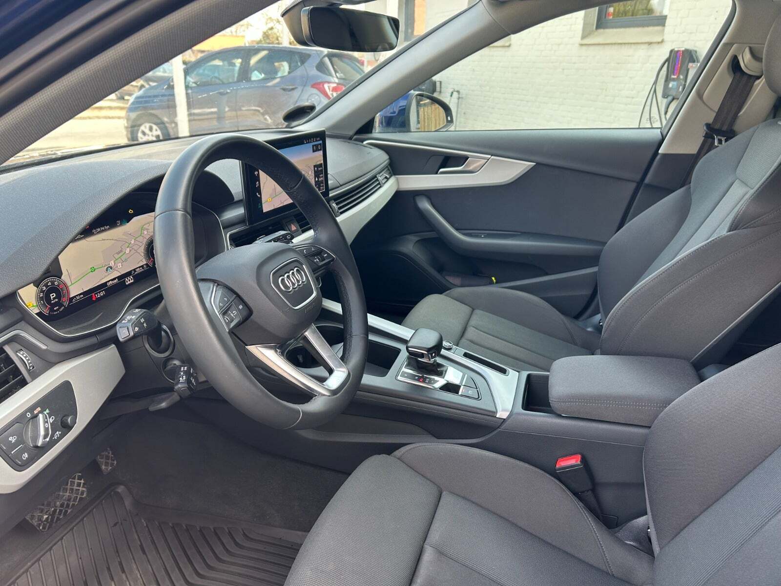 Blå Audi A4 fra 2023