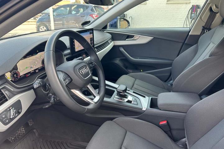 Blå Audi A4 fra 2023