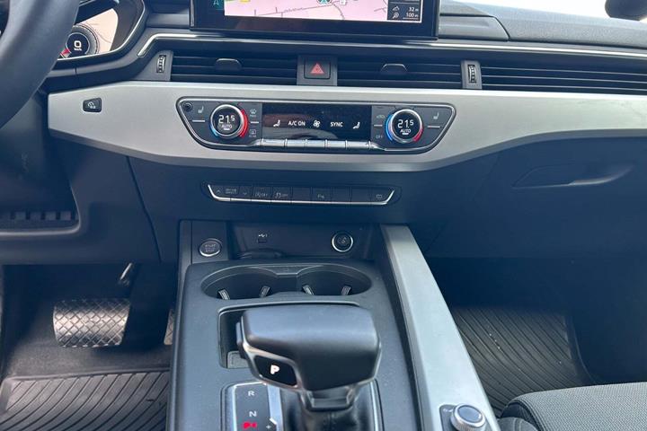 Blå Audi A4 fra 2023