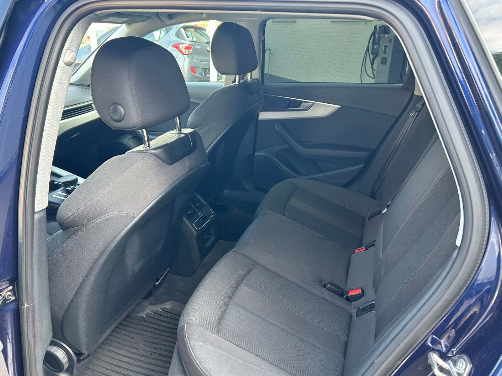 Blå Audi A4 fra 2023