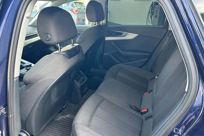 Blå Audi A4 fra 2023