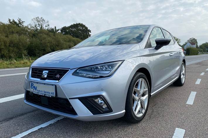 Sølv Seat Ibiza fra 2021 set udefra