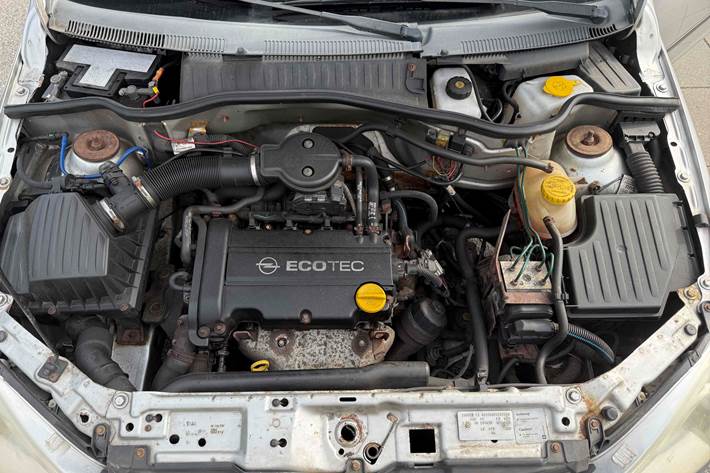 Grå Opel Corsa fra 2002