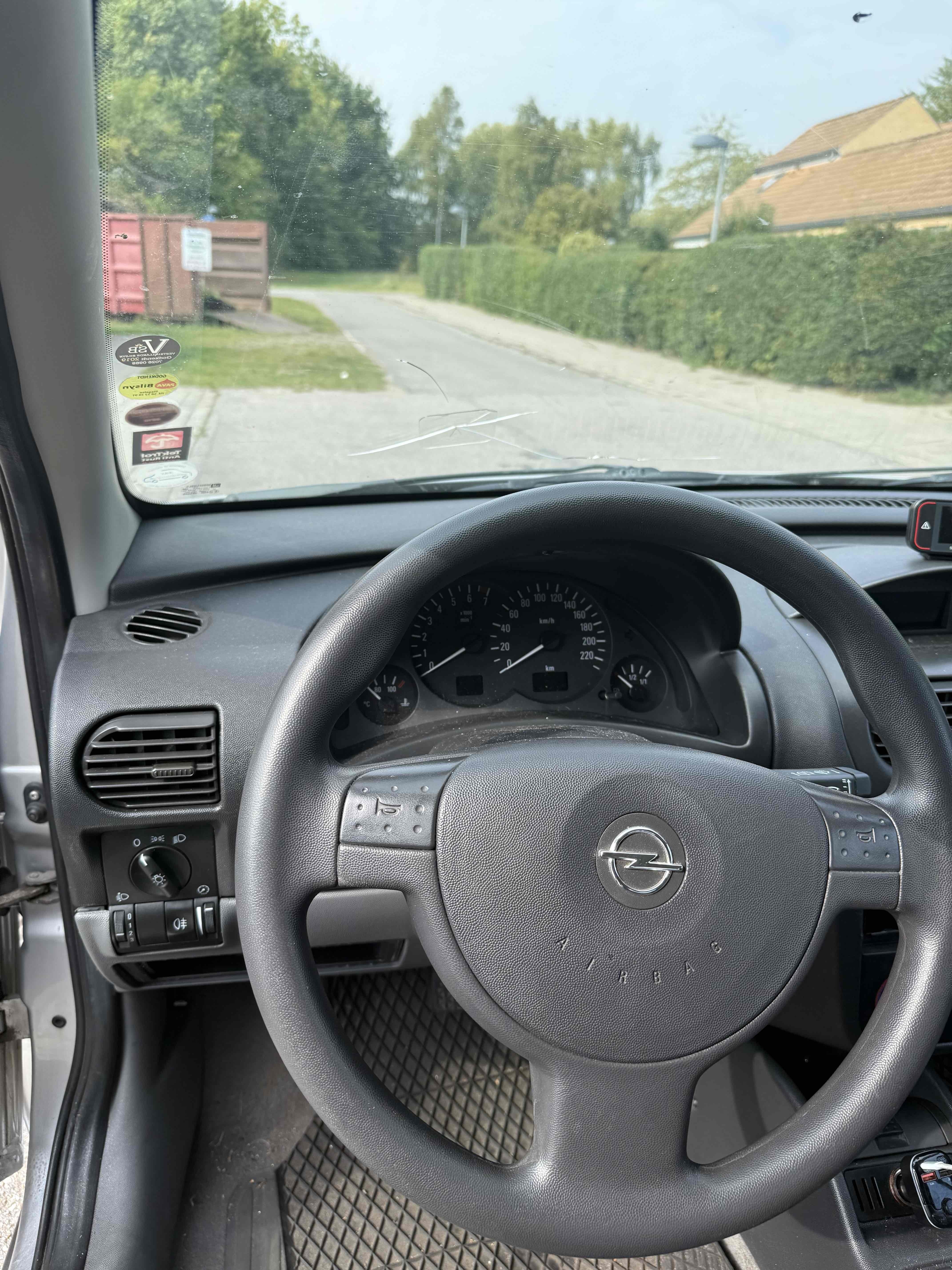 Grå Opel Corsa fra 2002