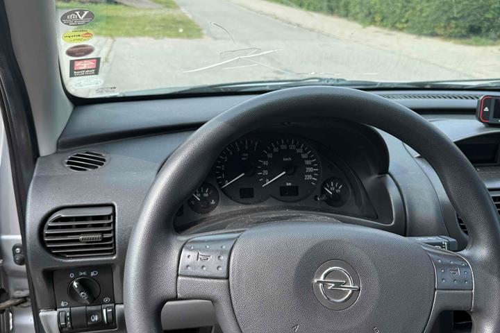 Grå Opel Corsa fra 2002