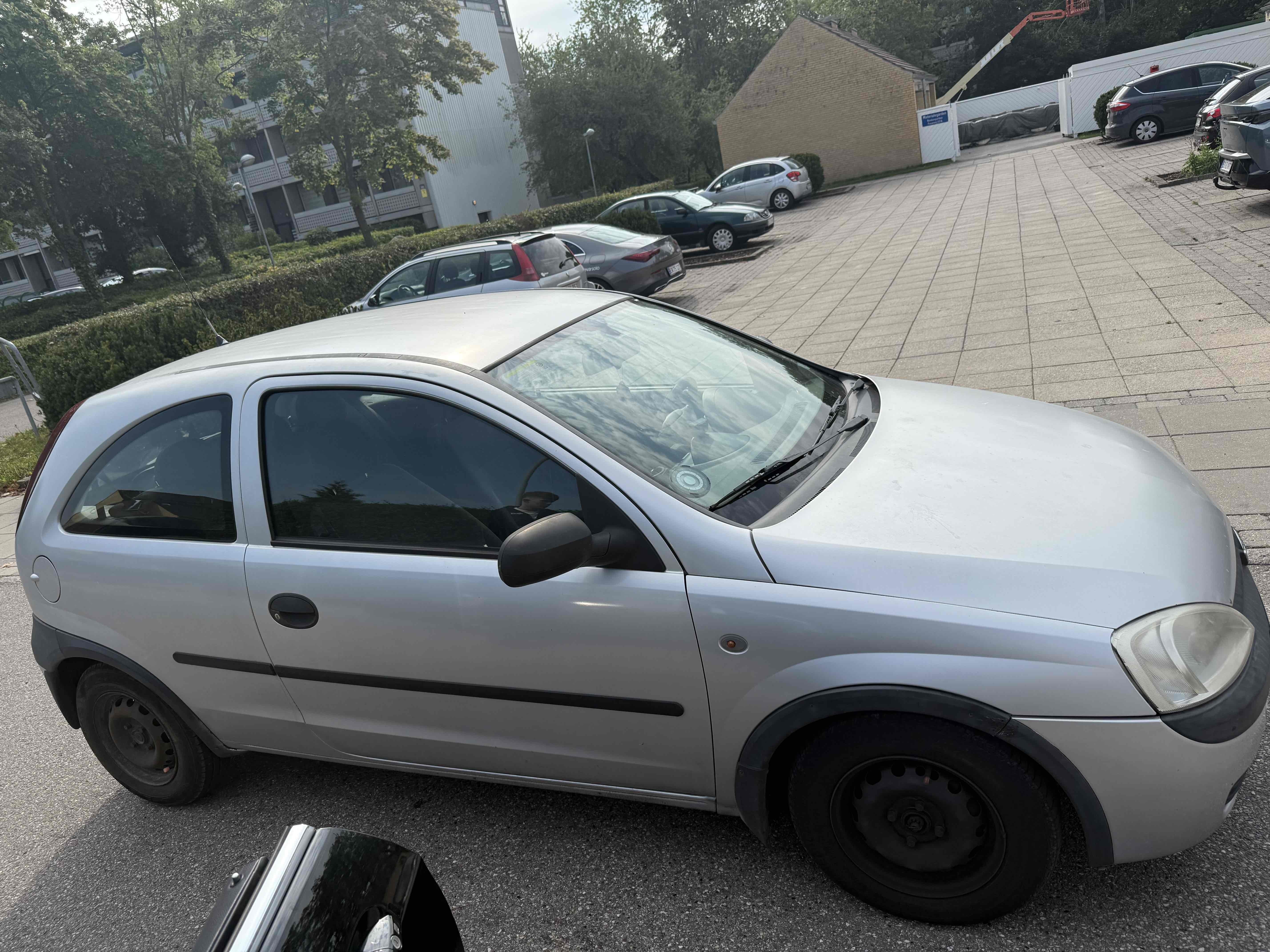 Grå Opel Corsa fra 2002