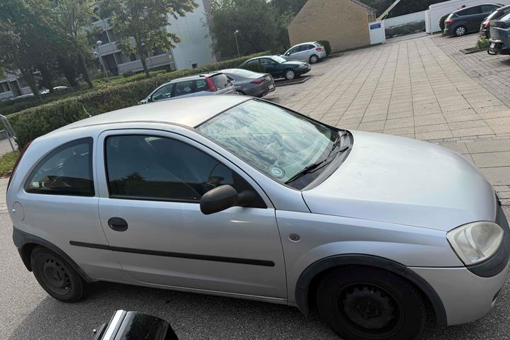 Grå Opel Corsa fra 2002