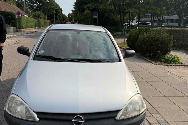 Grå Opel Corsa fra 2002