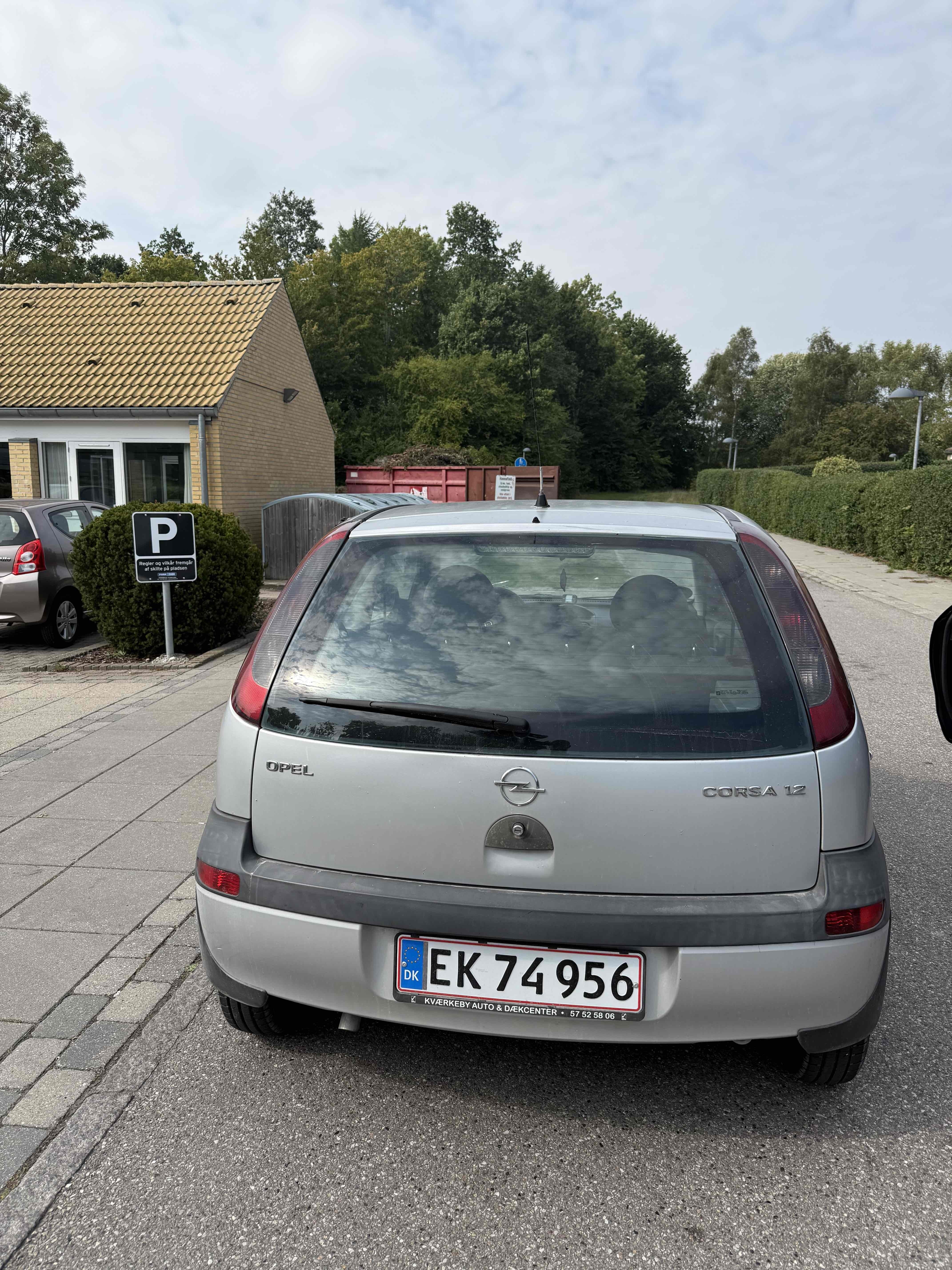 Grå Opel Corsa fra 2002