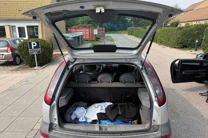 Grå Opel Corsa fra 2002