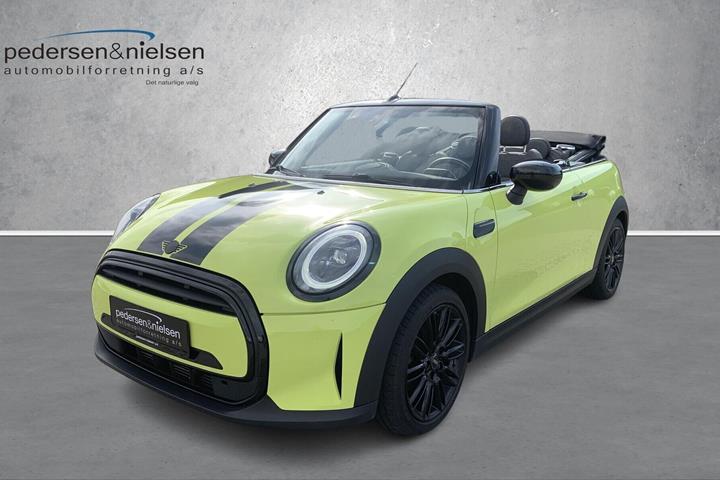 Gul Mini Cooper fra 2021 set udefra