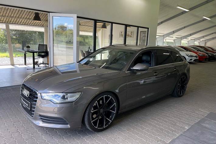 Brun Audi A6 fra 2011 set udefra