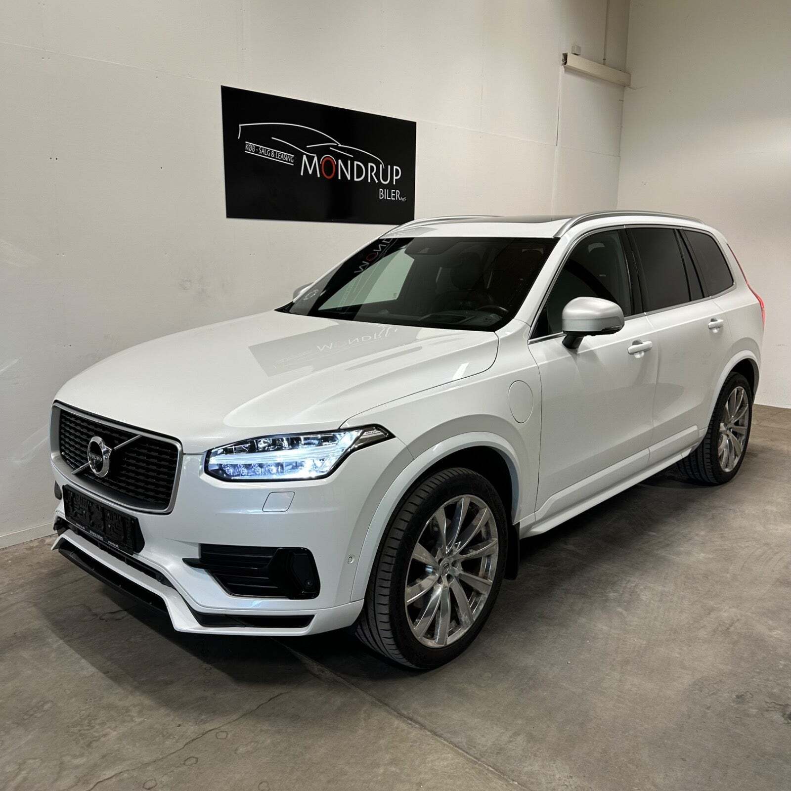 Hvid Volvo XC90 fra 2016 set udefra