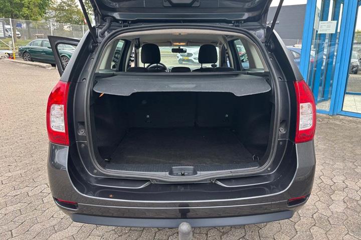 Brun Dacia Logan fra 2020 set indefra