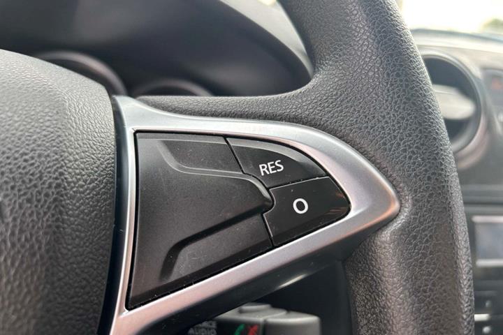 Brun Dacia Logan fra 2020 set indefra
