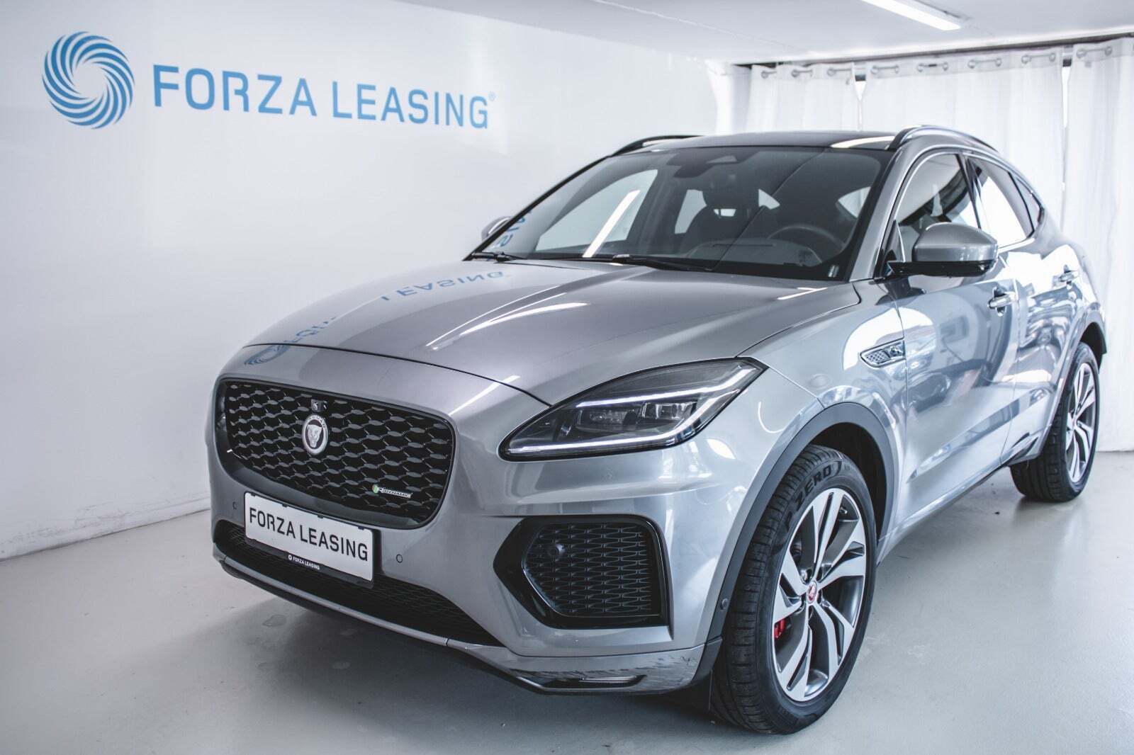 Grå Jaguar E-Pace fra 2021 set udefra