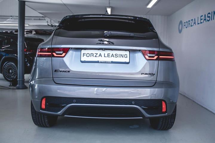 Grå Jaguar E-Pace fra 2021 set udefra