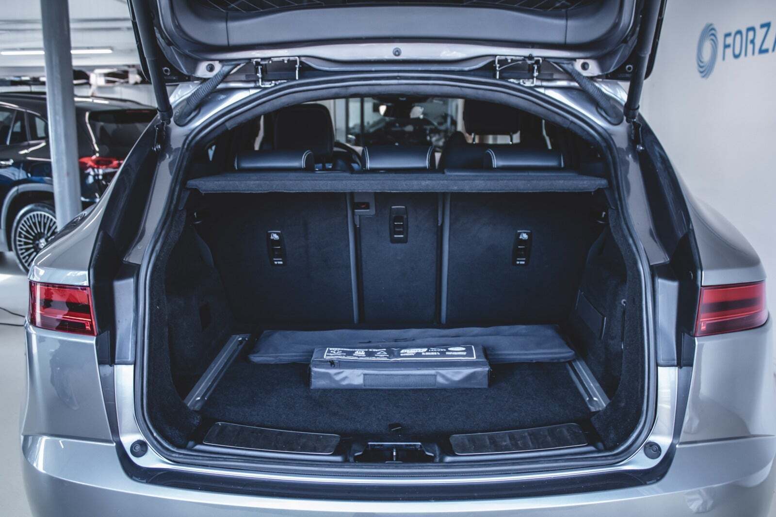 Grå Jaguar E-Pace fra 2021