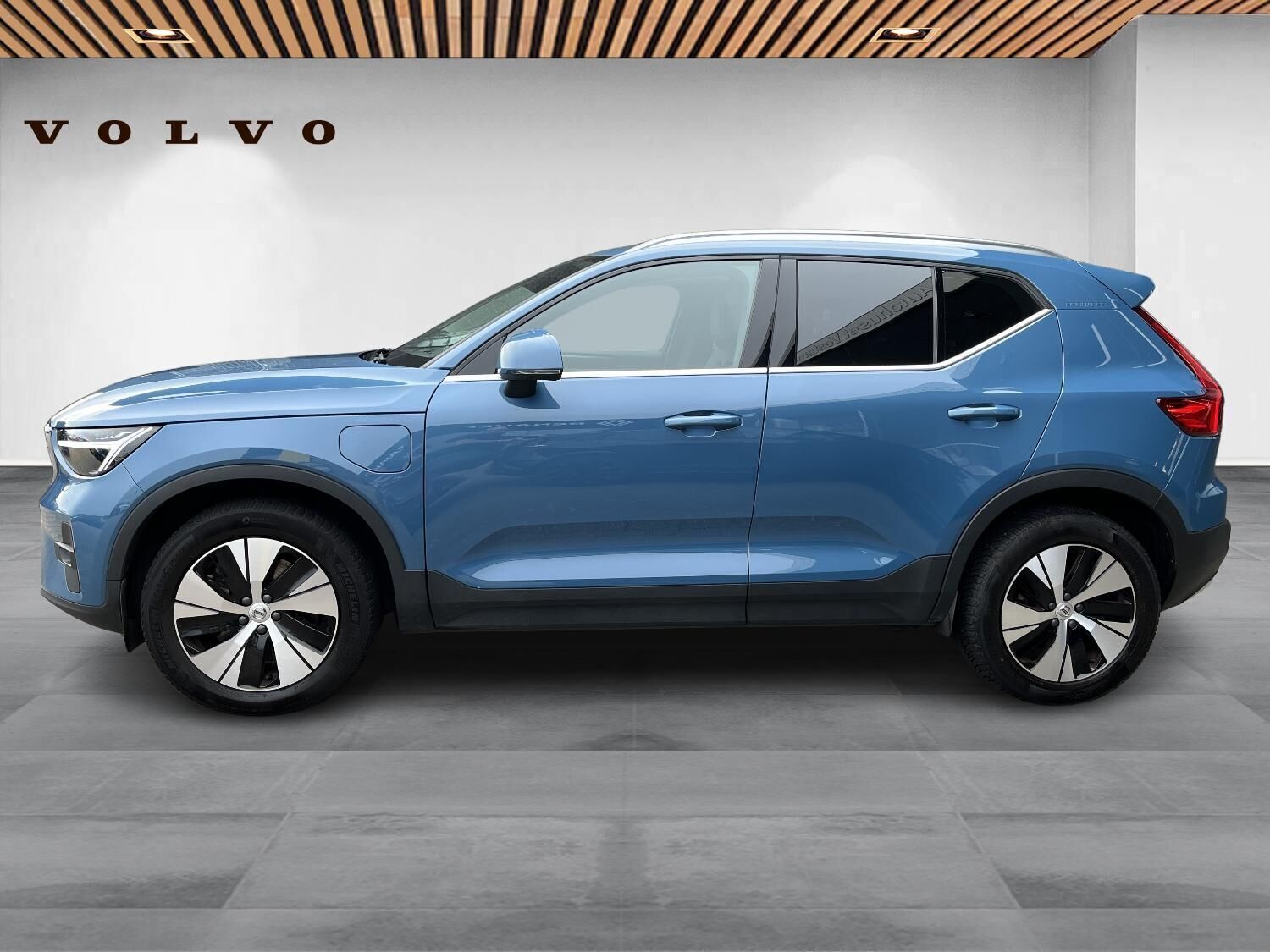Blå Volvo XC40 fra 2023