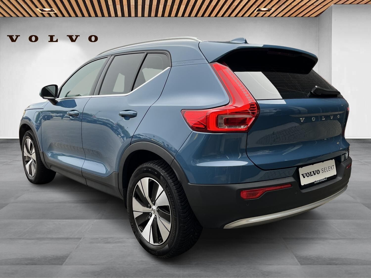 Blå Volvo XC40 fra 2023