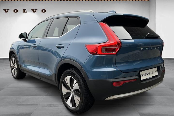 Blå Volvo XC40 fra 2023