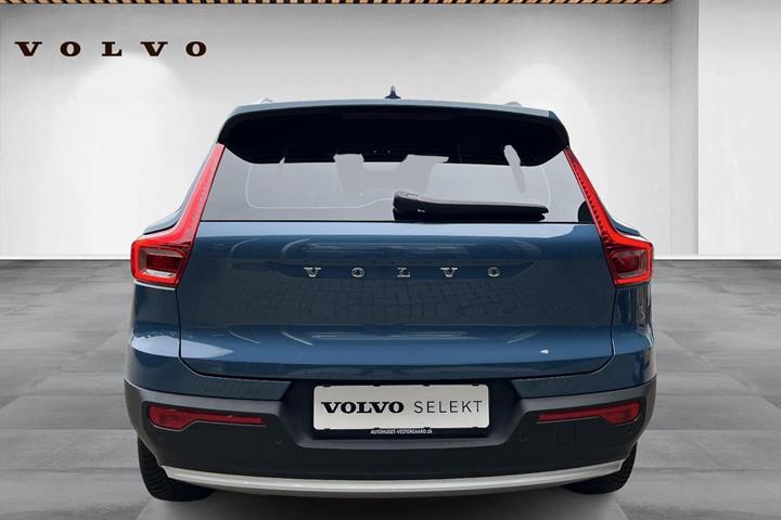 Blå Volvo XC40 fra 2023