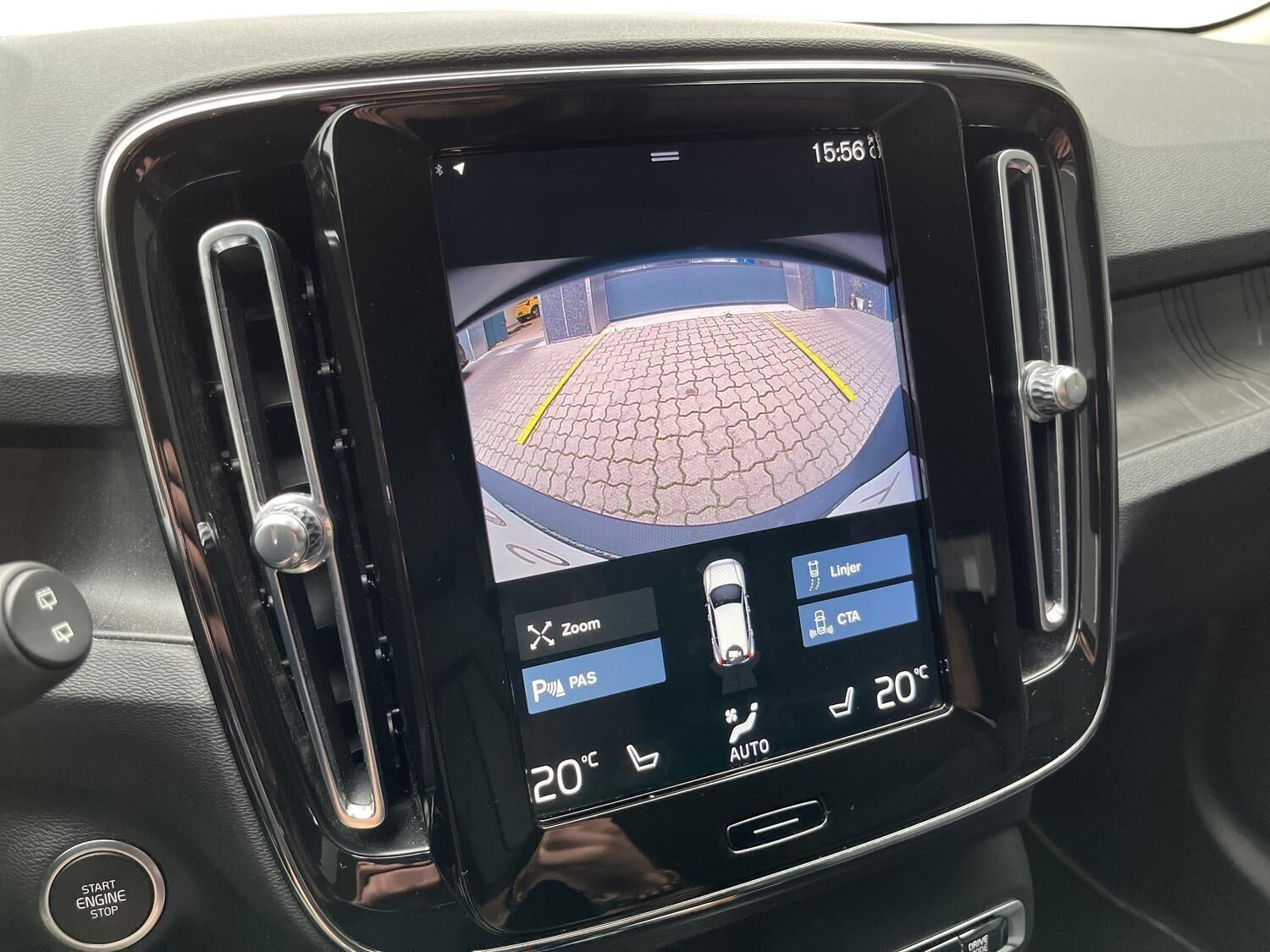 Blå Volvo XC40 fra 2023