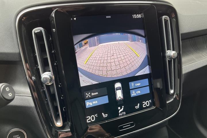 Blå Volvo XC40 fra 2023