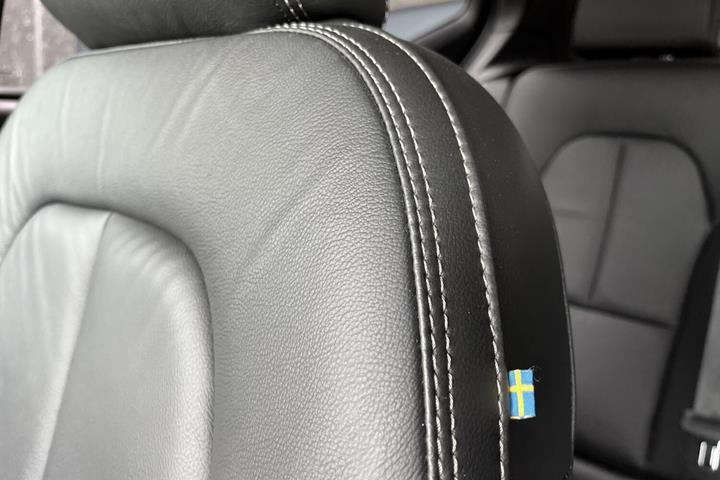 Blå Volvo XC40 fra 2023